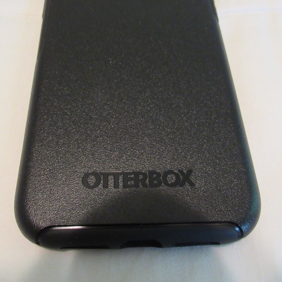 New OtterBox Symmetry Series iPhone 11 Case, Black - Picture 4 of 4